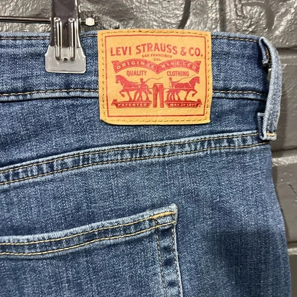 Levi's Women's Distressed boyfriend Blue Jeans - Picture 5 of 5